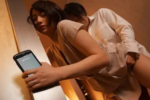 Vợ đi họp lớp rồi xxx với nyc mặc cho gã chồng ở nhà chờ