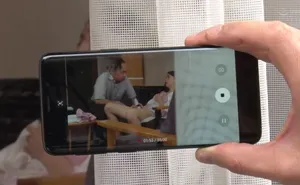 Con dâu gian díu với bố anh xã bị gã quản lý khu phố phát hiện