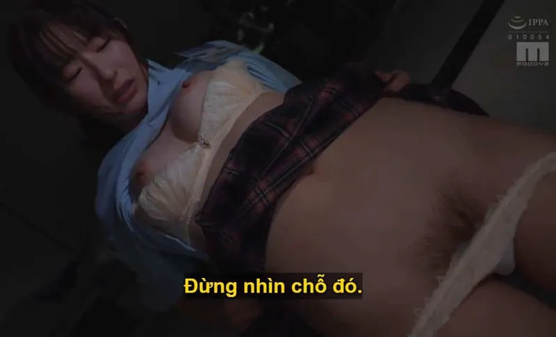 Ông chủ lập mưu "dạy dỗ" cô nhân viên dưới quyền kiêu căng lười nhác, suốt ngày chỉ mải mê tán gẫu tin nhắn với người yêu.